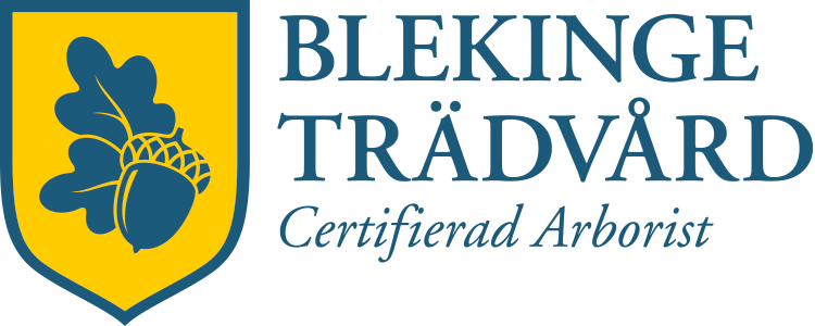 BLEKINGE TRÄDVÅRDS logo i gult coh blått, i logon finns eklöv och ekollon samt en text med certifierad arborist